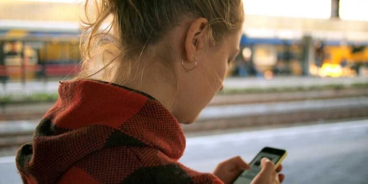 psychology of not responding to text messages